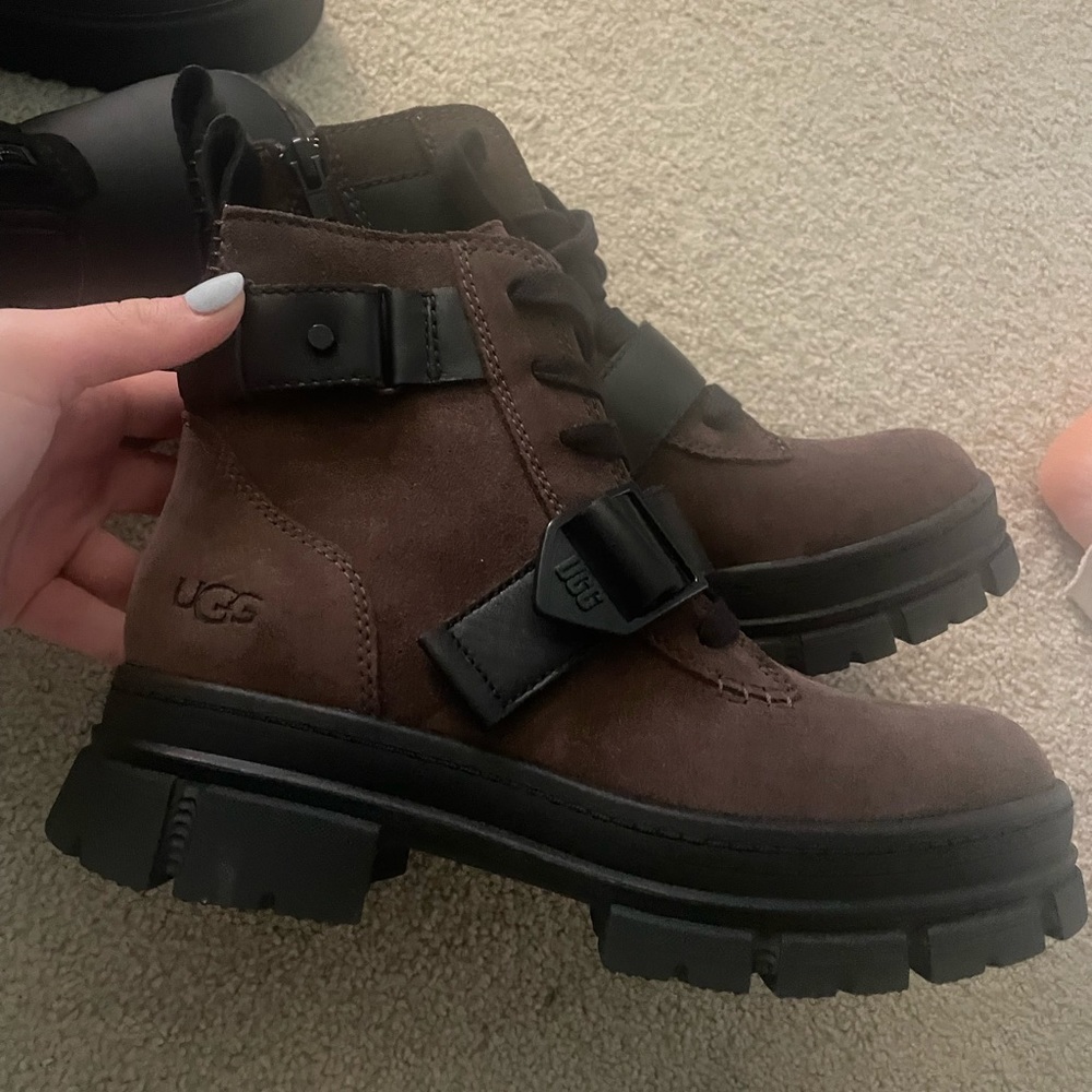 UGG size 7 women’s Ashton lace up boot